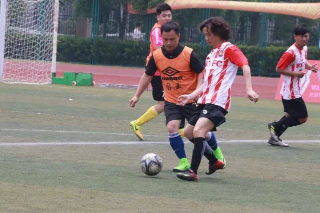 拜仁提前四轮卫冕德甲 向“六冠王”迈进